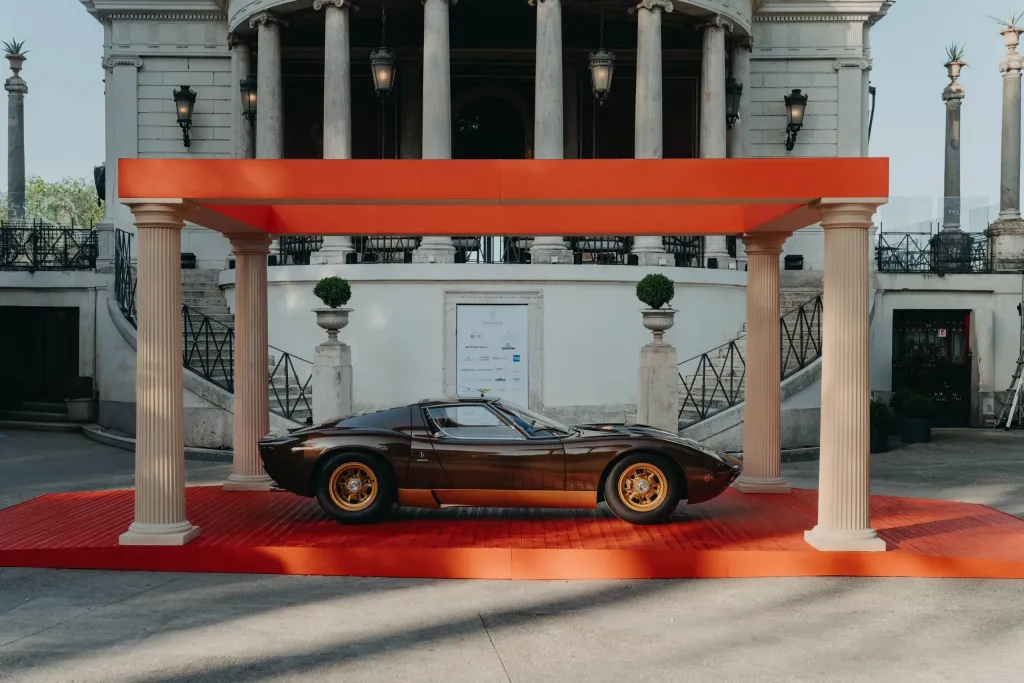 Lamborghini Polo Storico три года восстанавливала Miura SV: редкий коричневый Luci del Bosco и кожаный салон из архивов