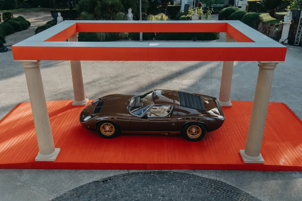Lamborghini Polo Storico три года восстанавливала Miura SV: редкий коричневый Luci del Bosco и кожаный салон из архивов