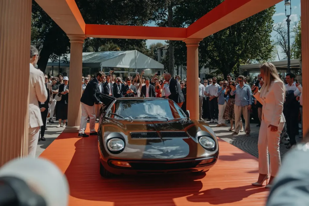 Lamborghini Polo Storico три года восстанавливала Miura SV: редкий коричневый Luci del Bosco и кожаный салон из архивов