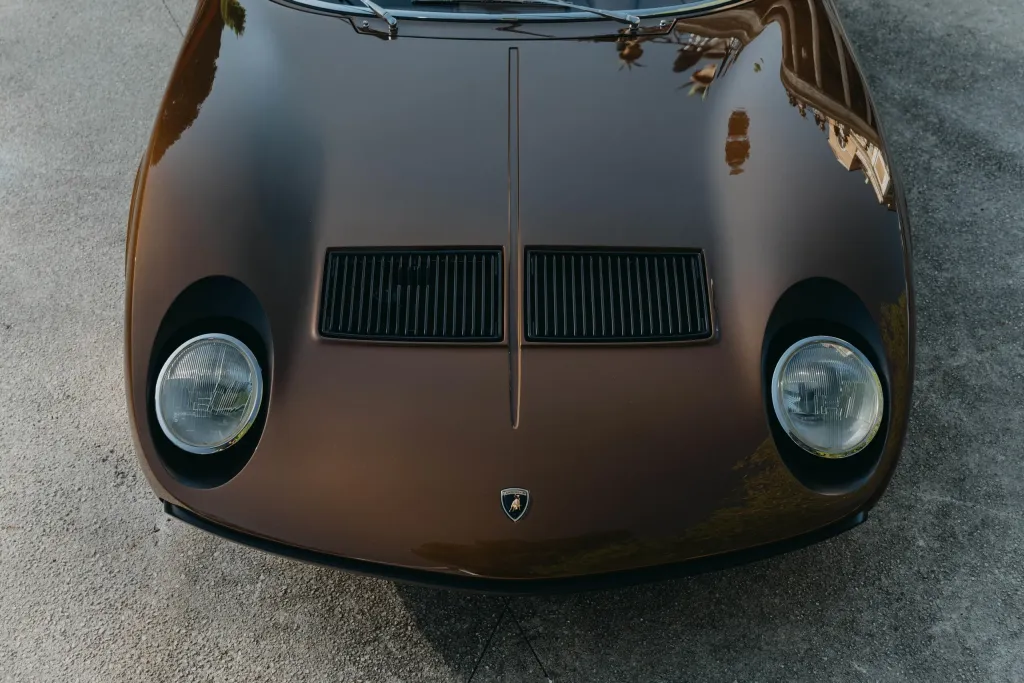 Lamborghini Polo Storico три года восстанавливала Miura SV: редкий коричневый Luci del Bosco и кожаный салон из архивов