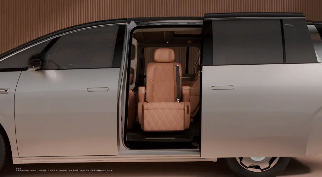 Leapmotor D99 показал интерьер: схема 2+2+3, поворотные кресла, большой стол, EV и EREV-версии