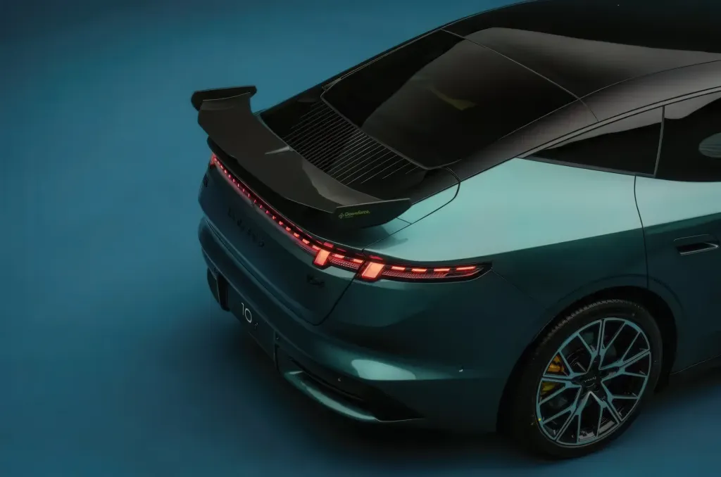 Lynk & Co 10 и 10+ вышли на предзаказ в Китае: до 925 л.с. и цена от 209 900 юаней