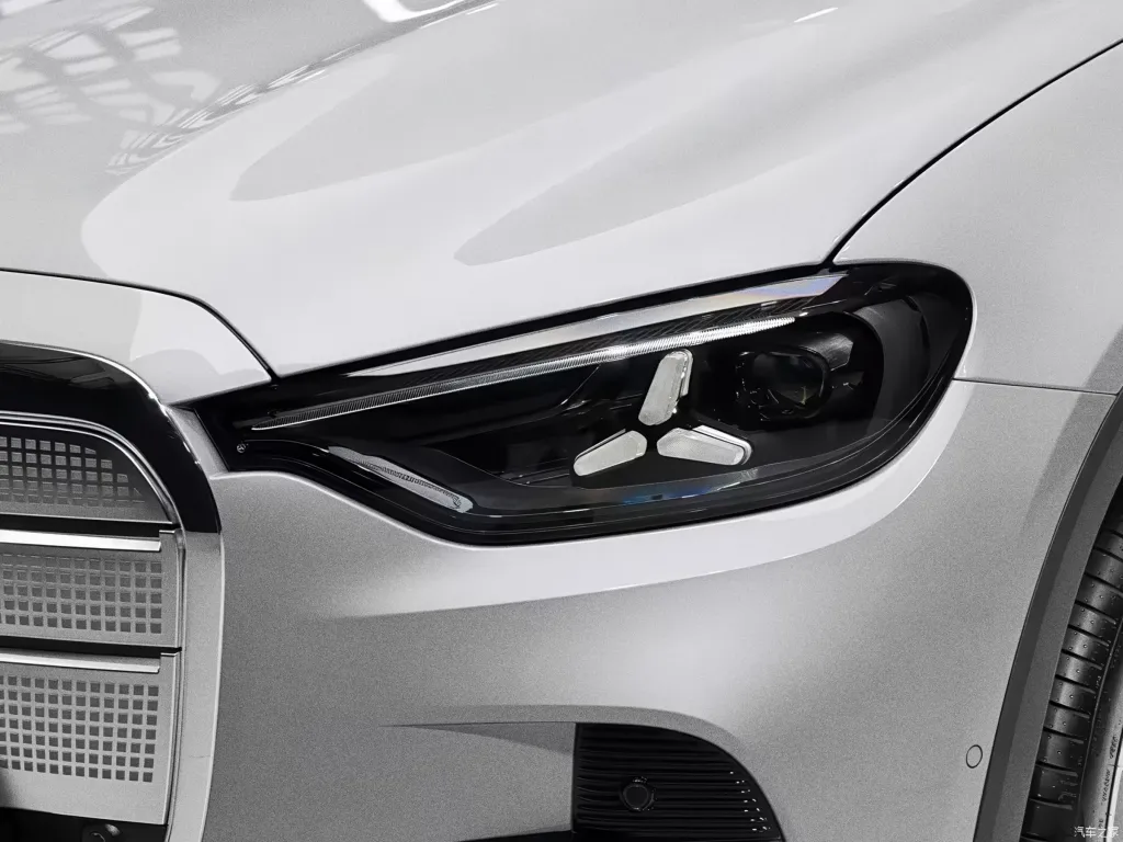 Mercedes-Benz GLC L EV: удлиненный китайский кроссовер получил S-Class-подвеску и 260 км за 10 минут