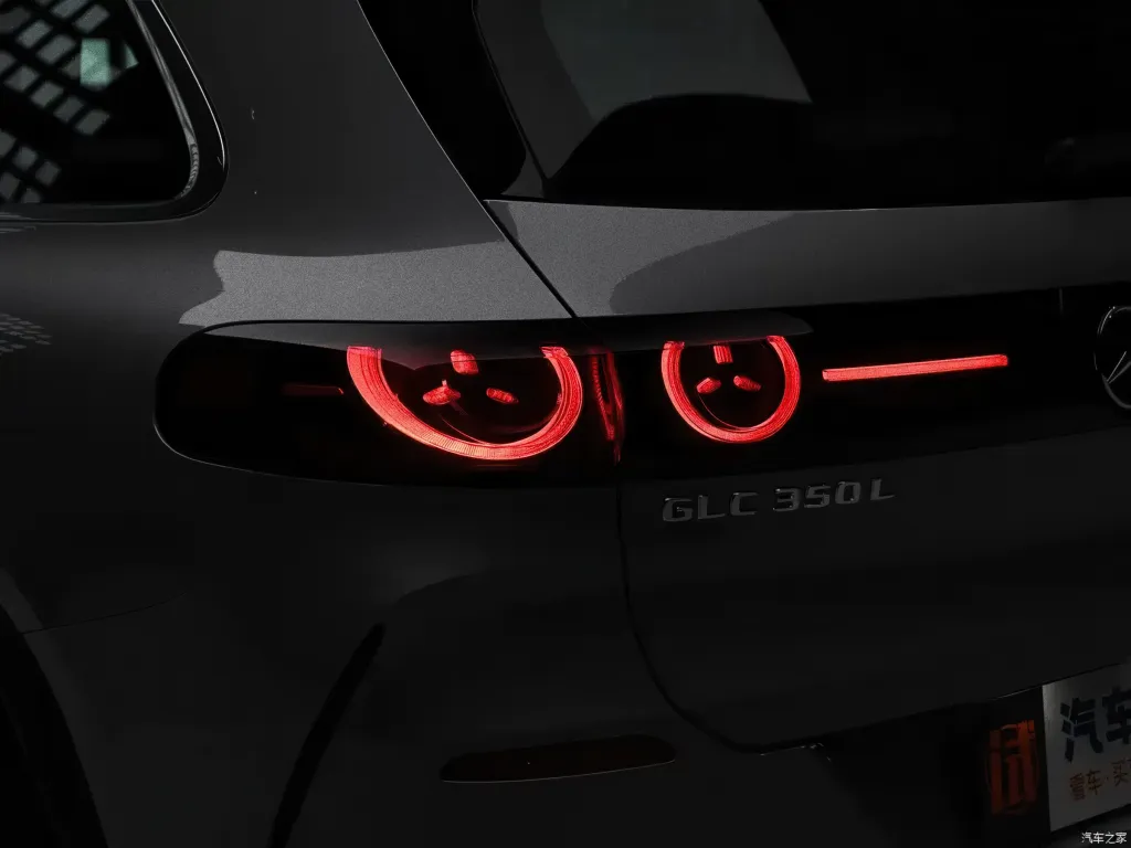 Mercedes-Benz GLC L EV: удлиненный китайский кроссовер получил S-Class-подвеску и 260 км за 10 минут