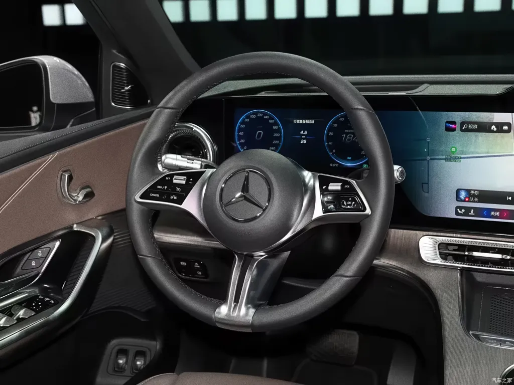 Mercedes-Benz GLC L EV: удлиненный китайский кроссовер получил S-Class-подвеску и 260 км за 10 минут