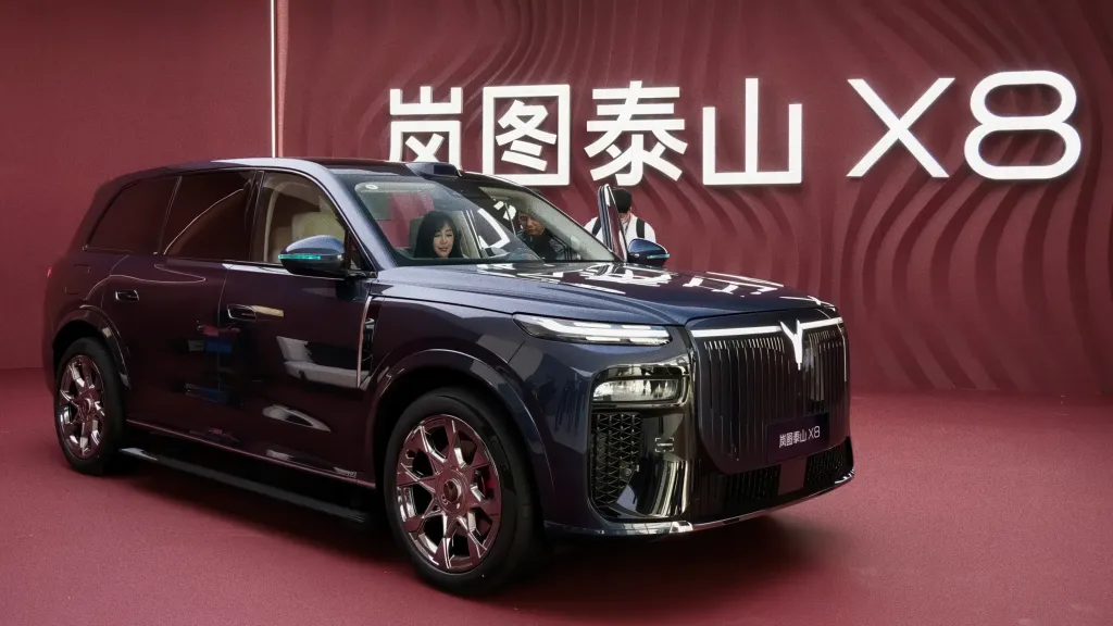 Voyah Taishan X8 после старта предзаказов получил 20 000 заявок: PHEV от 302 900 юаней и BEV до 727 км