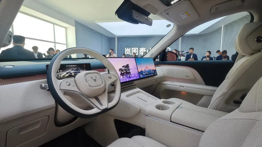 Voyah Taishan X8 после старта предзаказов получил 20 000 заявок: PHEV от 302 900 юаней и BEV до 727 км