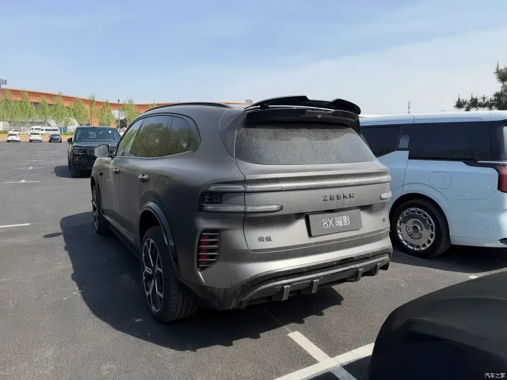 Zeekr 8X Yao Ying засветился перед автосалоном: три мотора, 900 В и зарядка за 9 минут