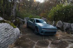 Dodge добавила для Charger 2026 новый цвет Sub-Zero, меняющий оттенок на солнце
