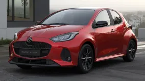 Mazda2 Hybrid 2026 получил больше оснащения, пока обычная Mazda2 уходит с европейских конфигураторов