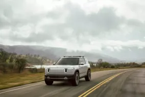 Rivian R2 раскрыт перед дебютом: версии, мощность, запас хода и цены