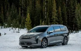 Chrysler Pacifica 2027 после рестайлинга вышла с новым дизайном передней части и измененными ценами