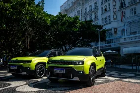 Jeep полностью раскрыл обновленный Avenger в Бразилии: кроссовер получил подсвеченную решетку, новый бампер и дизайн в духе Compass