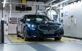 BMW Group собрала двухмиллионный электромобиль: юбилейным стал BMW i5 M60 xDrive для клиента в Испании