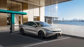 BYD Han EV Flash Charge Edition вышел в Китае: до 705 км хода и стартовая цена от 179 800 юаней
