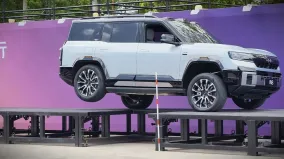 BYD, Huawei и Li Auto развивают активные подвески: Denza B8, Aito M9 и Li Auto L9 показали езду и замену колеса без домкрата