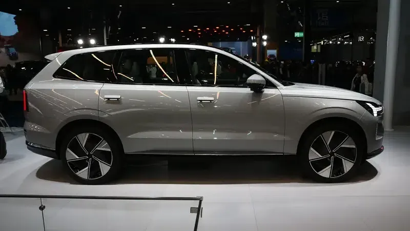Volvo покажет китайские EX90 и ES90 15 апреля: на юбилей бренда готовят электрический SUV и седан на 800-вольтовой платформе