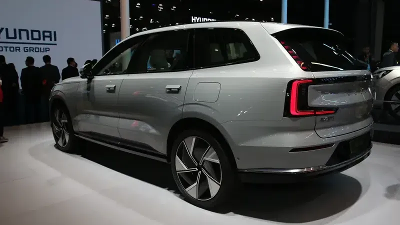 Volvo покажет китайские EX90 и ES90 15 апреля: на юбилей бренда готовят электрический SUV и седан на 800-вольтовой платформе