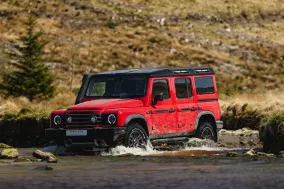 Ineos Grenadier Trailmaster X получил блокировки, лебедку на 5,5 тонны, кожаный салон и цену от 75 195 фунтов