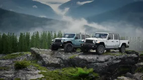 Jeep Wrangler Rockslide и Gladiator Rockslide дебютировали со специальным оформлением кузова и салона