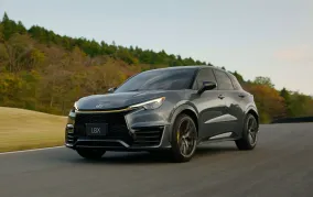 Lexus LBX Morizo RR обновился в Японии: цвет Neutrino Gray, салон Ochre, 17 динамиков и прежние 300 л.с.