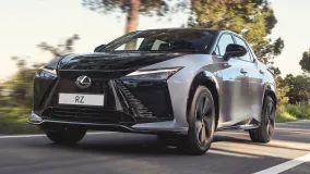 Lexus RZ 550e F Sport AWD выходит в Европе с Interactive Manual Drive, рулевым управлением по проводам и батареей 77 кВт·ч