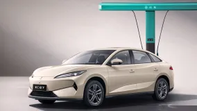 BYD запустила Linghui e7: электроседан для райд-хейлинга получил flash charging
