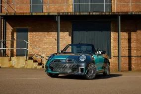 MINI создала единичный JCW Convertible для клиента в США: двухцветный кузов и более 50 зеленых акцентов в салоне