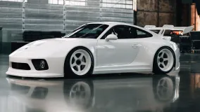 Indecent 020 переосмыслил Porsche 911 Slantnose: 550 л.с., компрессор и белый кузов с фиолетовым салоном