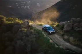 Rivian добавила R2 Launch Edition с пожизненным Autonomy+, буксировочным пакетом и фирменным брелоком