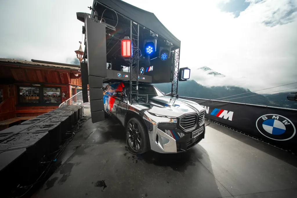 BMW XM Label Soundmachine получил DJ-пульт, LED-экран, акустику и дым-машины в колесных арках