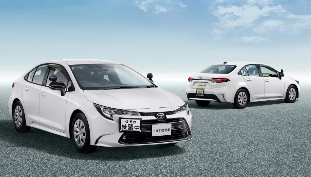 Toyota вернула механику в Corolla для японских автошкол: пять педалей, 1,5-литровый мотор и цена от 2,14 млн иен