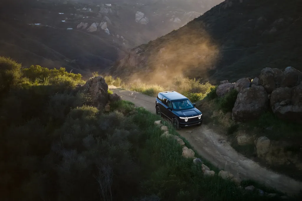 Rivian добавила R2 Launch Edition с пожизненным Autonomy+, буксировочным пакетом и фирменным брелоком