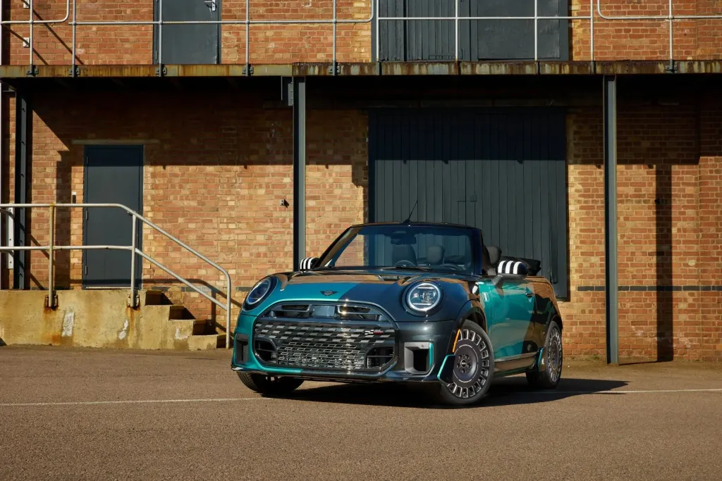 MINI создала единичный JCW Convertible для клиента в США: двухцветный кузов и более 50 зеленых акцентов в салоне