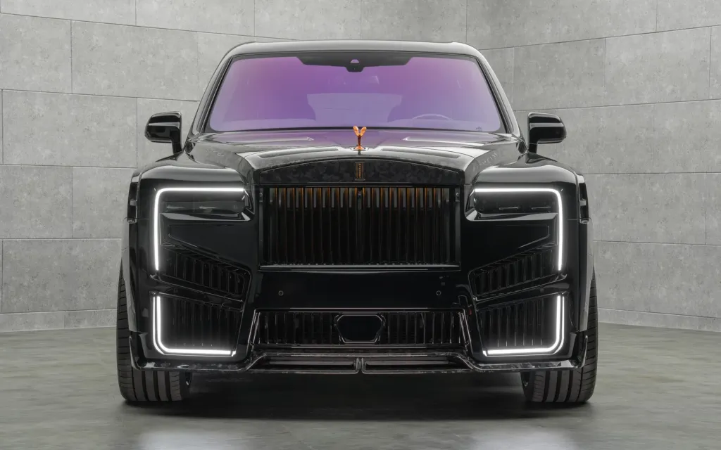 Mansory представила Rolls-Royce Cullinan Black Badge Emperor Signature с широким обвесом и кованым карбоном