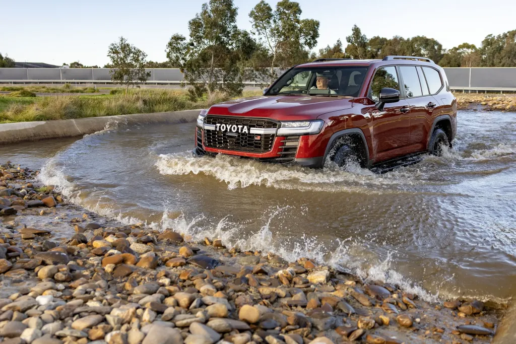 Toyota Land Cruiser 300 Hybrid стал самым мощным Land Cruiser и получил цену от 156 060 австралийских долларов