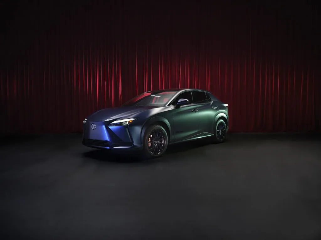 Lexus представила арт-кары на базе IS 350 и RZ: один вдохновлен графикой, другой музыкой Майлза Дэвиса