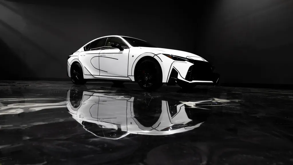 Lexus представила арт-кары на базе IS 350 и RZ: один вдохновлен графикой, другой музыкой Майлза Дэвиса