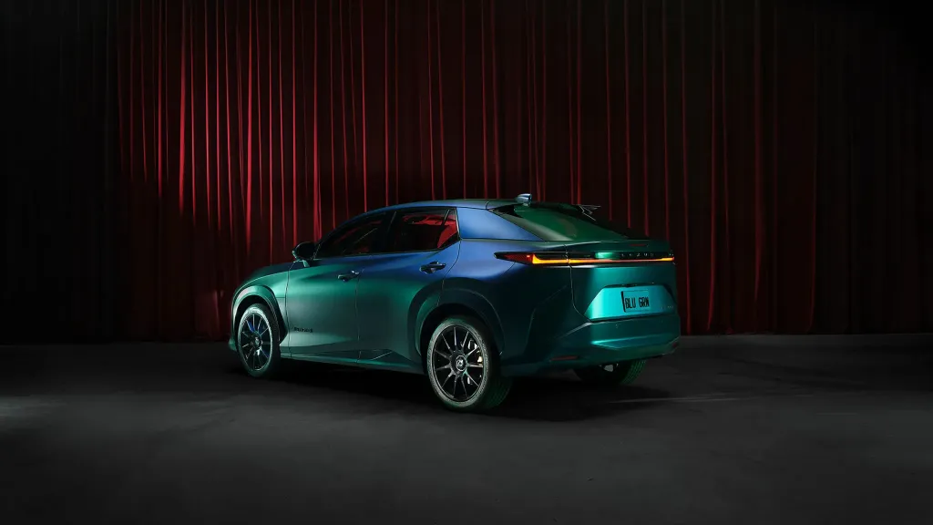 Lexus представила арт-кары на базе IS 350 и RZ: один вдохновлен графикой, другой музыкой Майлза Дэвиса