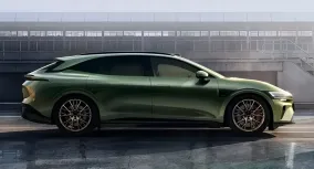 Zeekr 007 и 7 GT вышли в продажу в Китае: 900-вольтовая архитектура по всей линейке и старт от 193 900 юаней