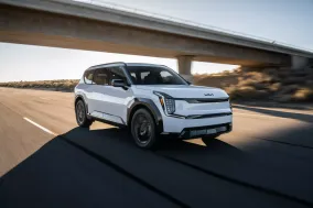 Kia EV9 столкнулся с жалобами на отказы тяговых батарей: часть владельцев ждет замену месяцами