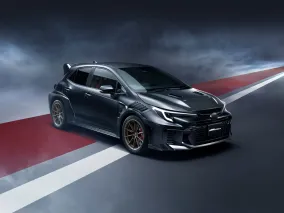 Toyota GRMN Corolla 2026 вышел как самый жесткий GR Corolla: Нюрбургринг, 300 л.с., 415 Нм и только механика