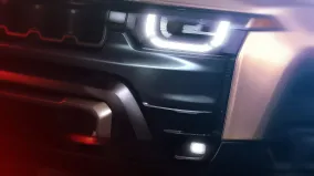 Jeep Cherokee Trailhawk 2027 получил первый тизер с красными буксировочными проушинами и более серьезным внедорожным обликом