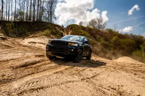 Jeep Grand Cherokee 2027 снова получил Trailhawk и Overland с клиренсом до 290 мм и Hurricane 2.0