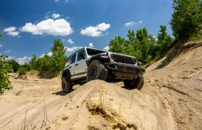 Jeep Wrangler Laredo вернулся с 35-дюймовыми шинами и мягкой крышей tan