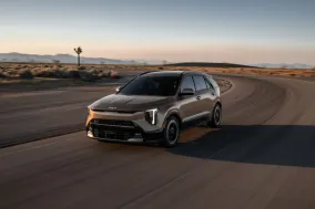 Kia представила обновленный Niro 2027 для США: новый дизайн, цифровой салон и отказ от электрической версии