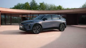 Lancia Gamma дебютировала с гибридом, тремя EV-версиями и платформой STLA Medium