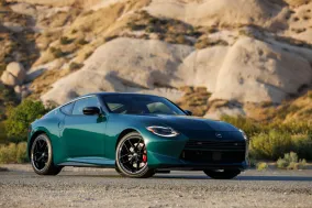 Nissan Z 2027 получил пять отсылок к истории: решетку в стиле 240Z, эмблему Z и новые колеса RAYS