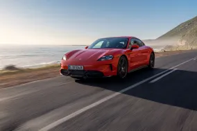 Porsche Taycan 2027 получил E-Shift с восемью имитациями передач, батарею 105 кВт·ч и зарядку 320 кВт