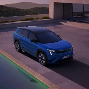 Skoda Peaq вышел как крупный трехрядный EV: до 647 км хода, 7 мест и багажник до 2150 литров